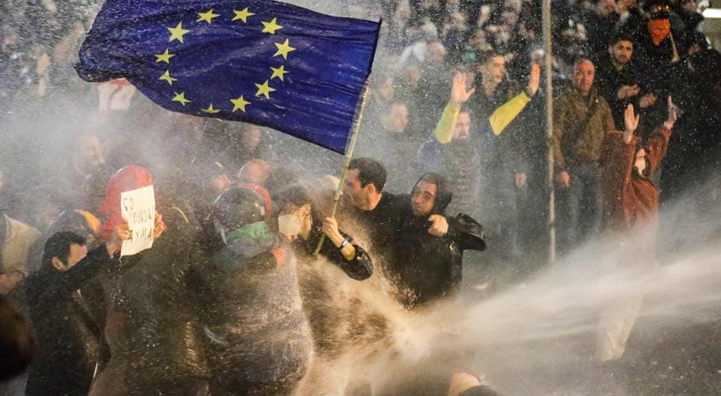 Georgia: la piazza contro la svolta anti europea
